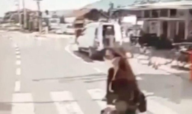 Yolun karşısına geçmeye çalışırken araç çarptı, yerden kalkıp yoluna devam etti