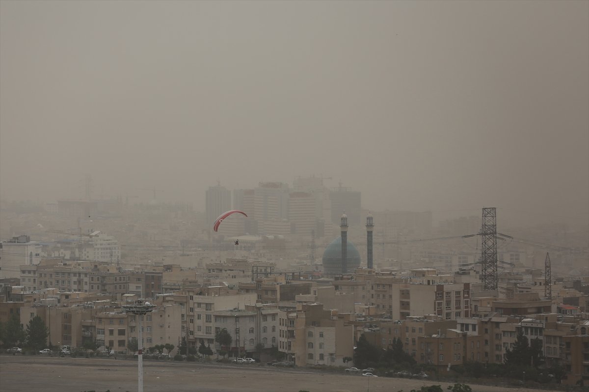 Tahran'da okullar, hava kirliliği nedeniyle tatil edildi