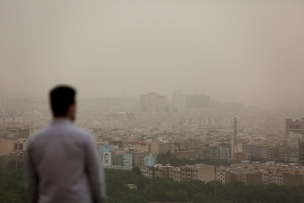 Tahran'da okullar, hava kirliliği nedeniyle tatil edildi