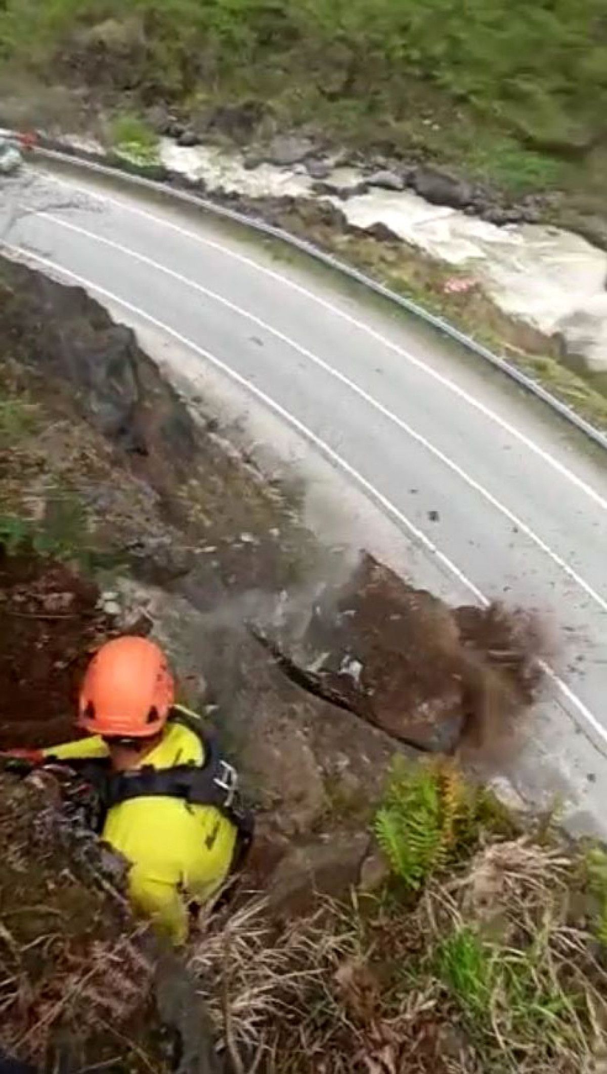 Trabzon'da dağcılar riskli kaya avında