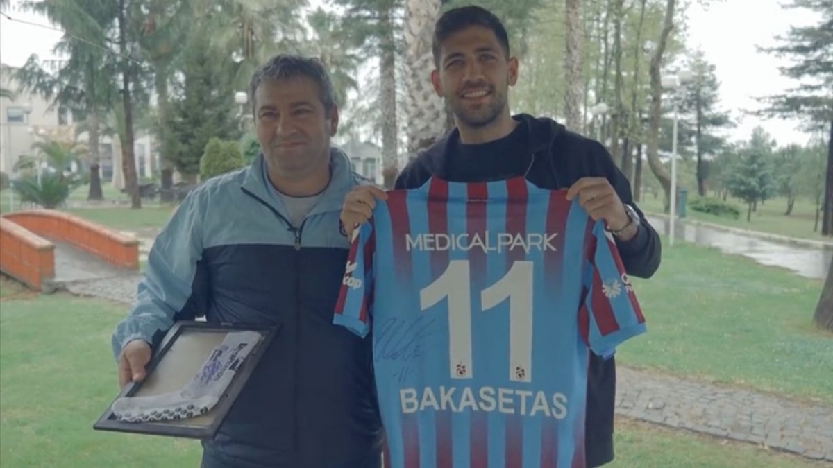 Trabzonsporlu Bakasetas, çorabını alan taraftarla buluştu