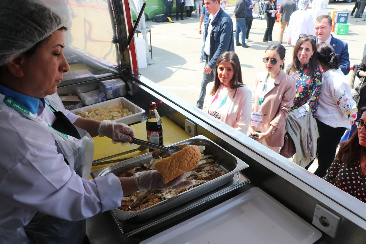 Türkiye, Bakü'de balık ekmek şenliği düzenledi