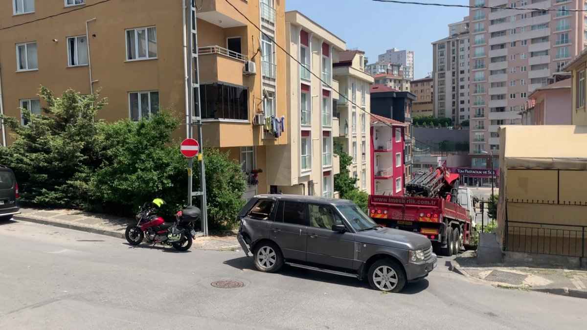 Ümraniye'de lüks cip, bina boşluğuna düştü