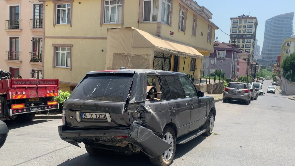 Ümraniye&#039;de lüks cip, bina boşluğuna düştü