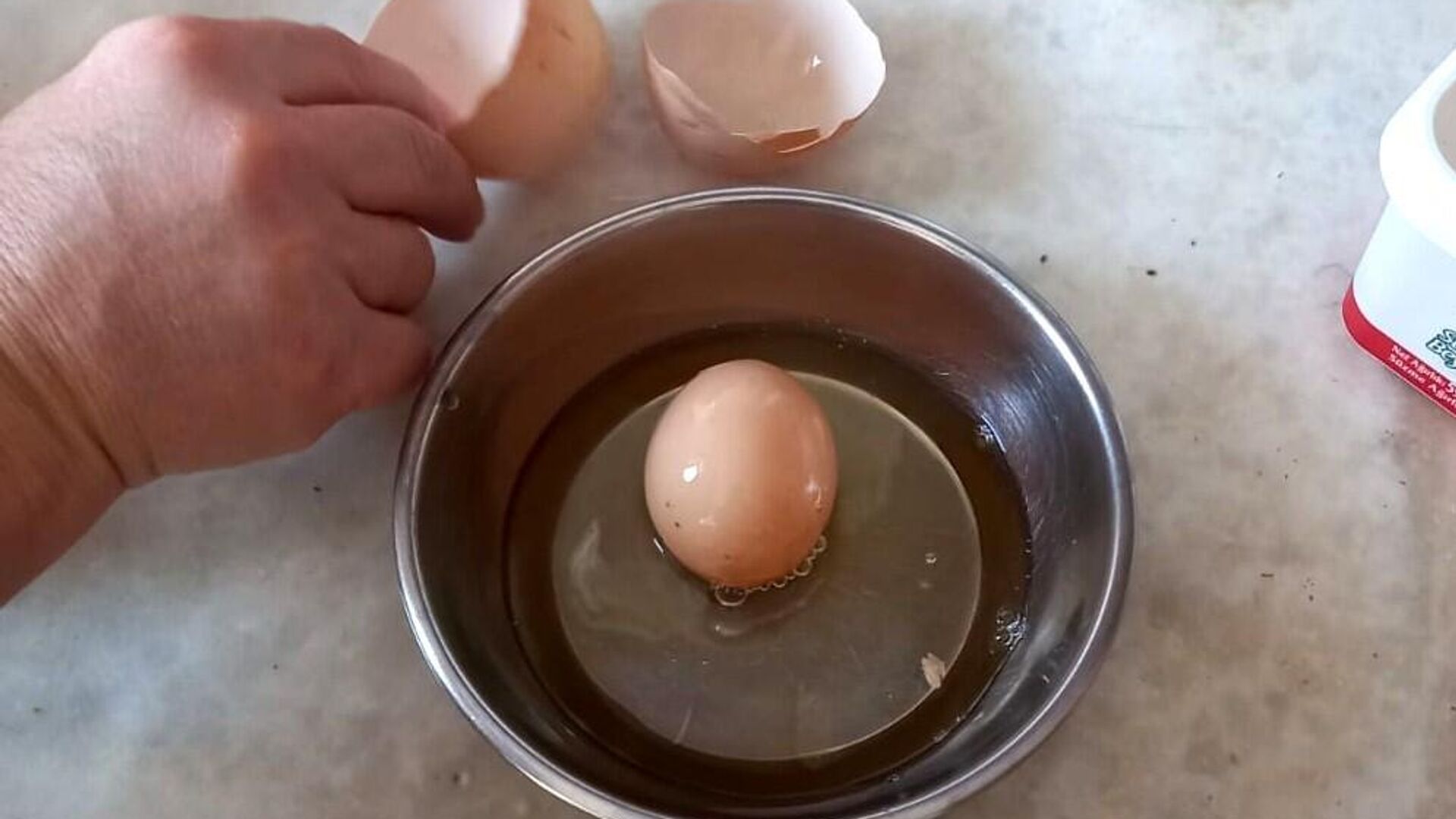 Yumurta içinden yumurta çıktı: 'Kümesten aldığımda bir gariplik olduğunu anladım'