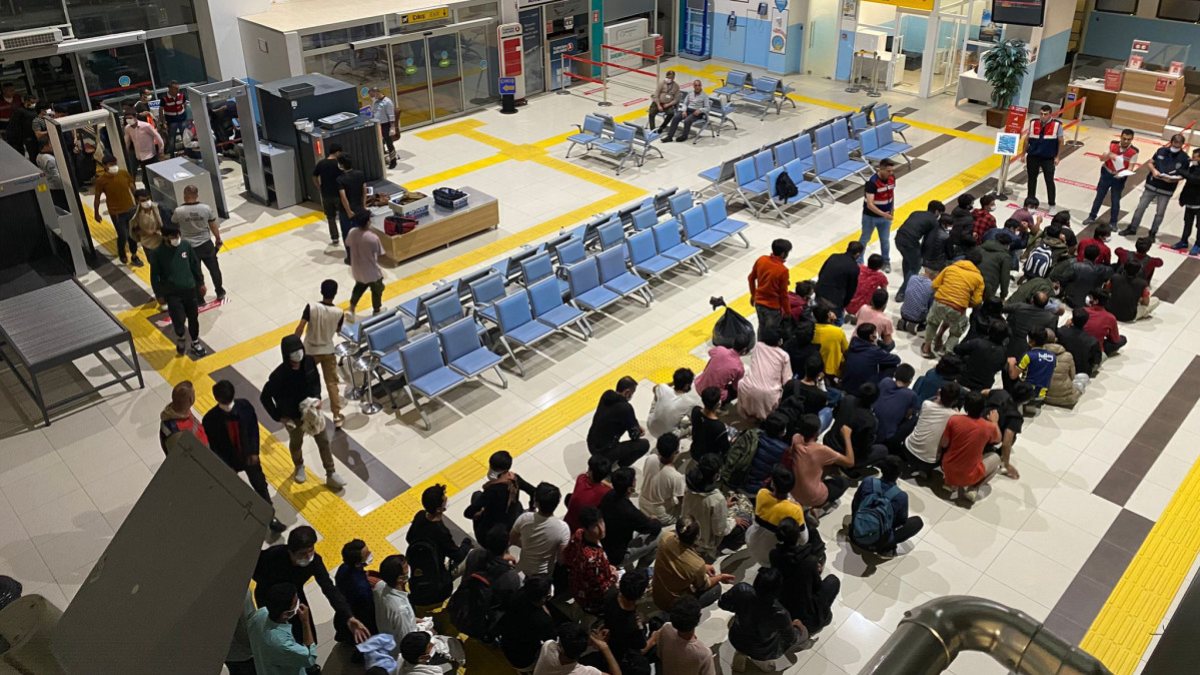 272 Afgan göçmen sınır dışı edildi