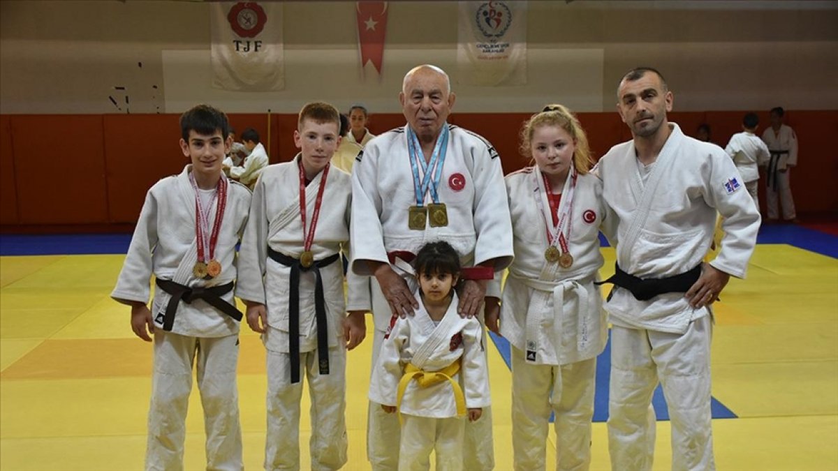 70 yaşındaki judocu, torunlarıyla spora devam ediyor