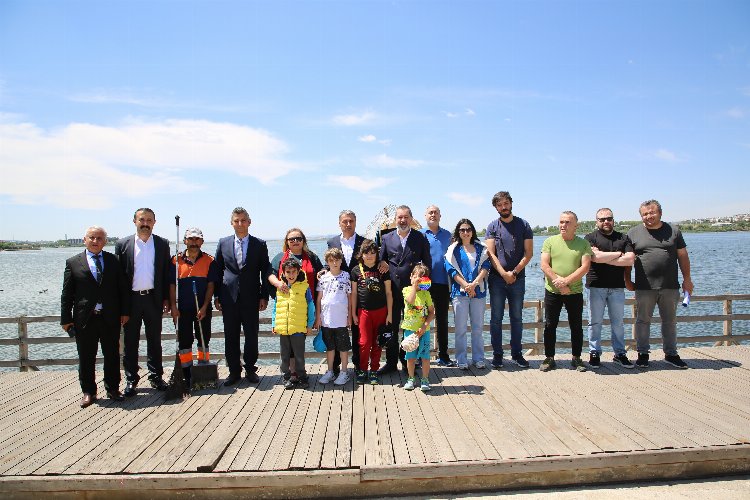 Atıklardan yapılan 'balık heykel' göle bırakıldı!