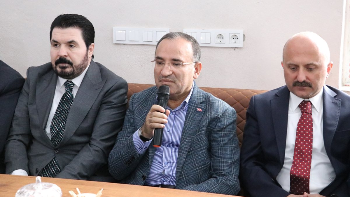 Adalet Bakanı Bozdağ, taziye ziyaretinde Kur'an-ı Kerim tilavet etti