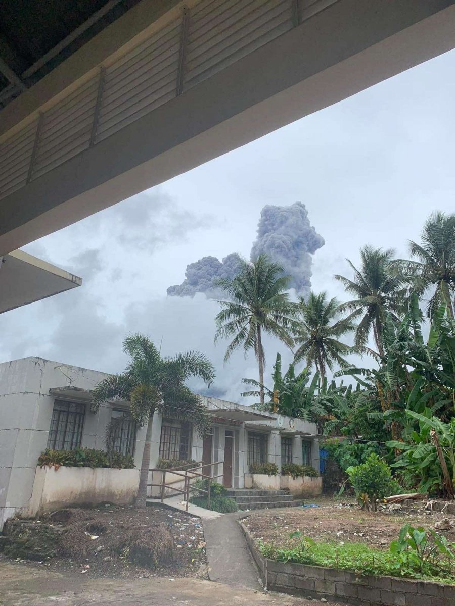 Bulusan Yanardağı patladı