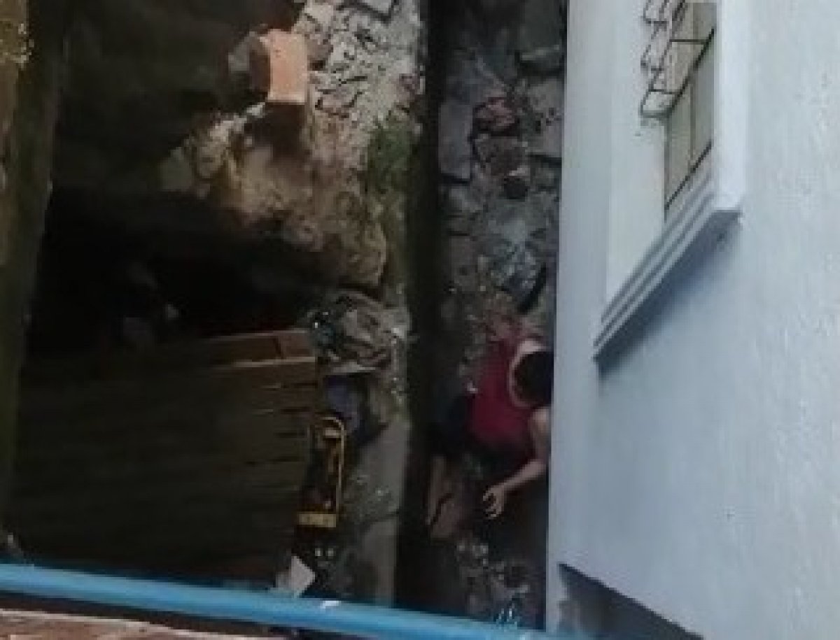 Bursa'da apartman boşluğuna düşen kadını itfaiye çıkardı