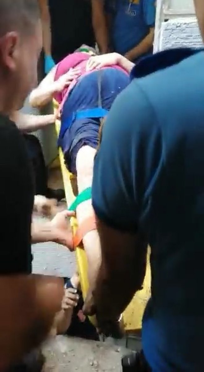 Bursa'da apartman boşluğuna düşen kadını itfaiye çıkardı