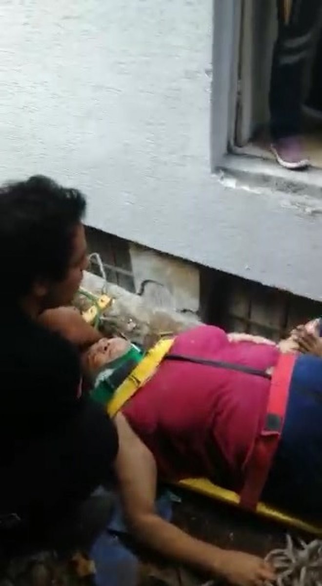 Bursa'da apartman boşluğuna düşen kadını itfaiye çıkardı