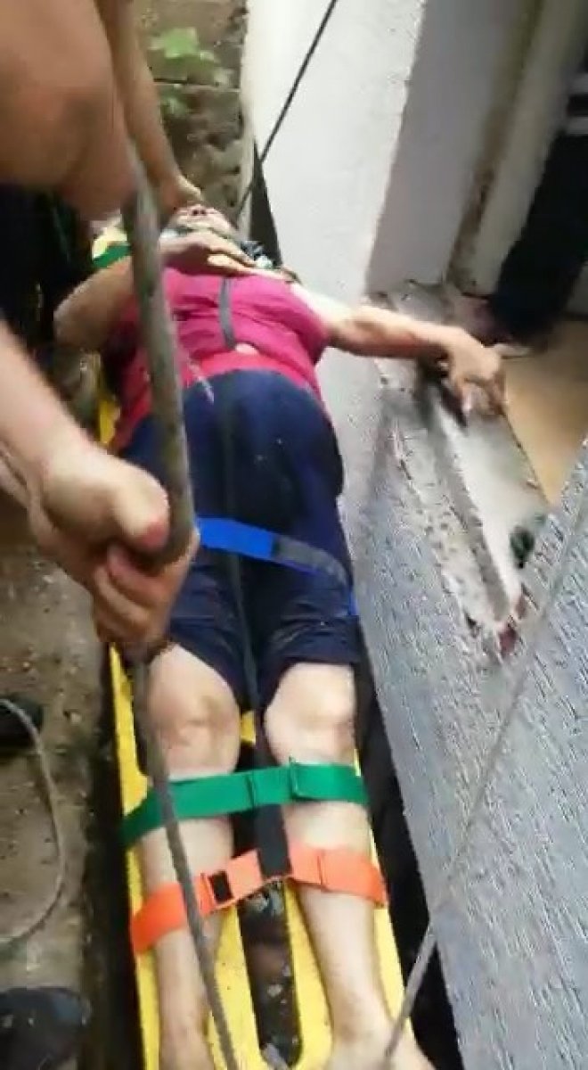 Bursa'da apartman boşluğuna düşen kadını itfaiye çıkardı