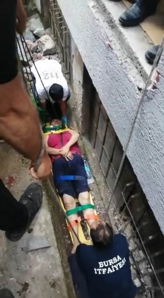 Bursa'da apartman boşluğuna düşen kadını itfaiye çıkardı