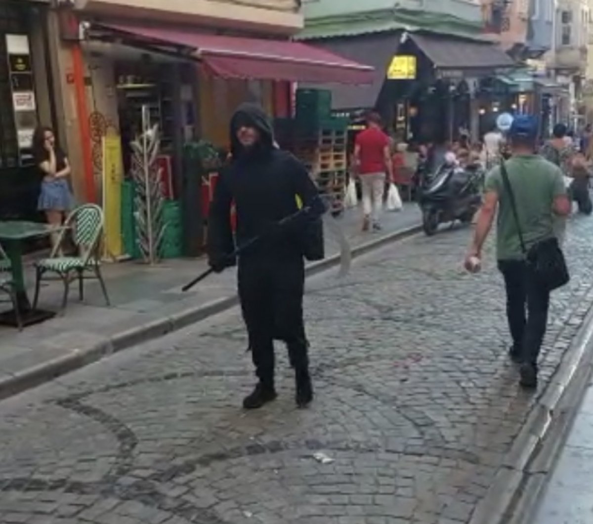 Galata'da kendini yakan genç kurtarılamadı