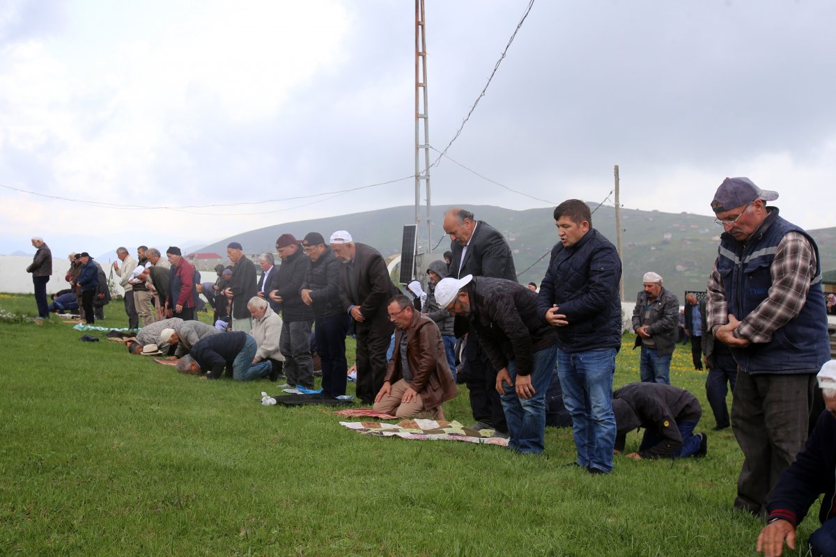 Gümüşhane'de üstü açık camide 561 yıldır Cuma namazı kılınıyor