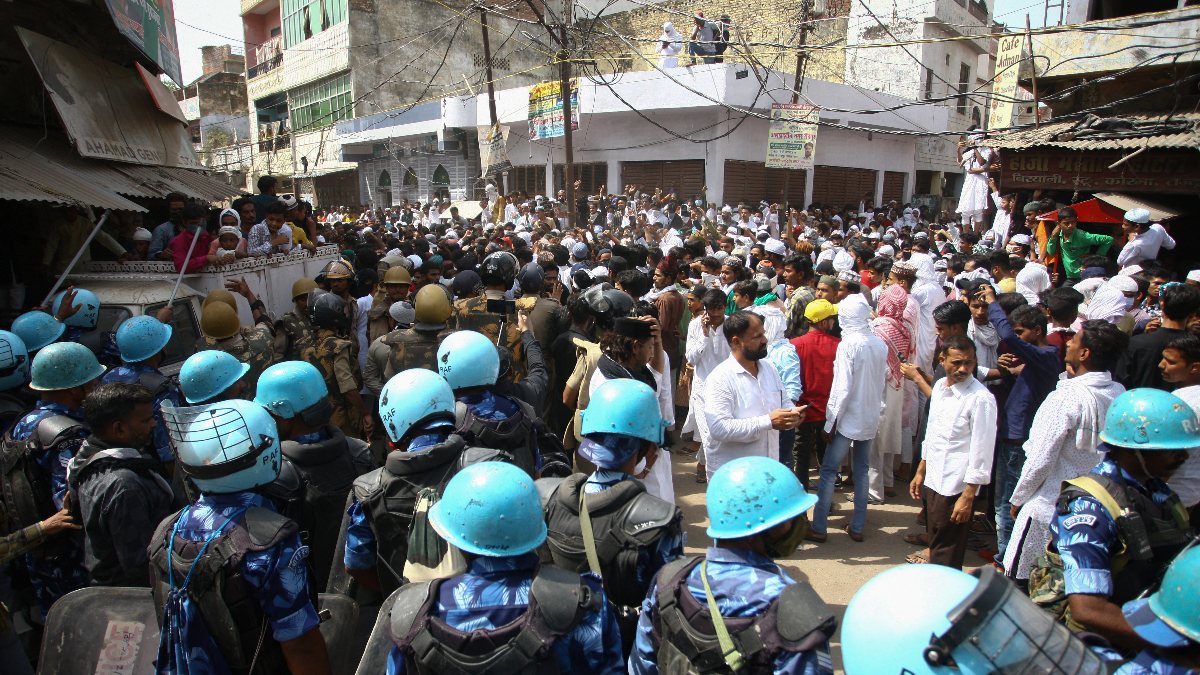 Hindistan&#039;da göstericilerin üzerine ateş açıldı