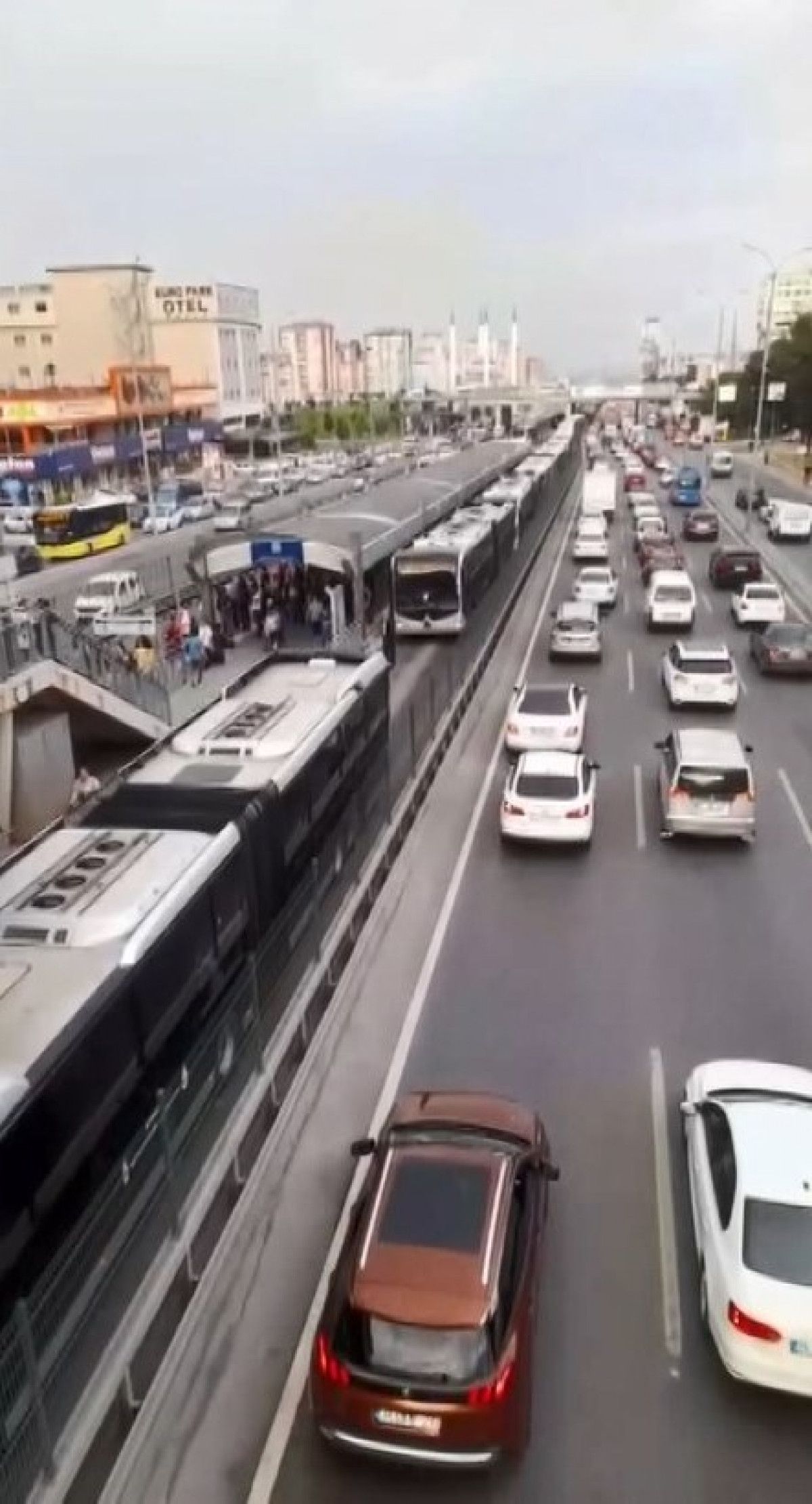 İstanbul'da arıza yapan metrobüs yoğunluğa neden oldu