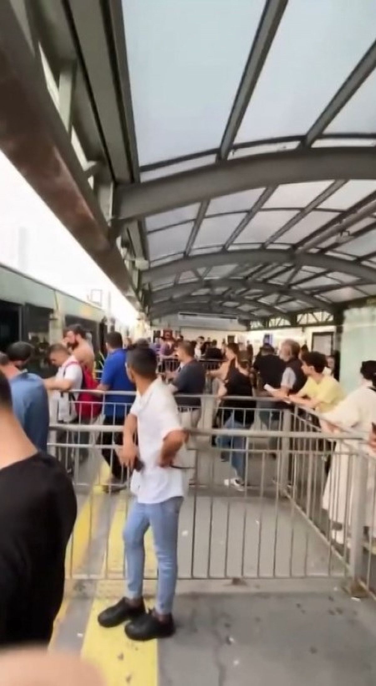 İstanbul'da arıza yapan metrobüs yoğunluğa neden oldu