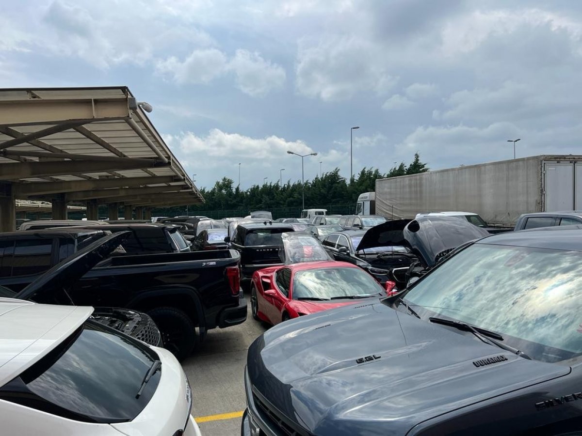 İstanbul'da gümrükte bekleyen araçlar ziyan ediliyor