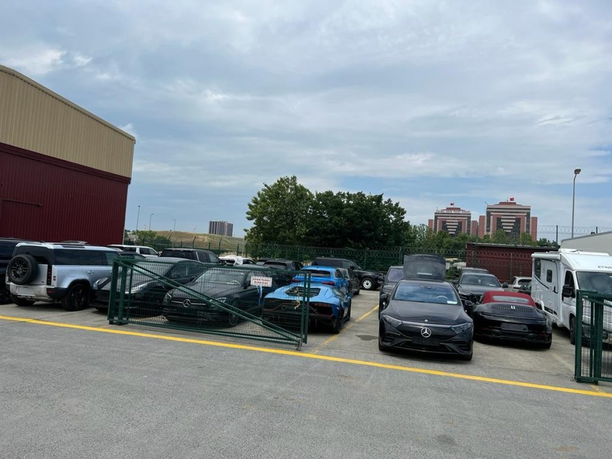 İstanbul'da gümrükte bekleyen araçlar ziyan ediliyor