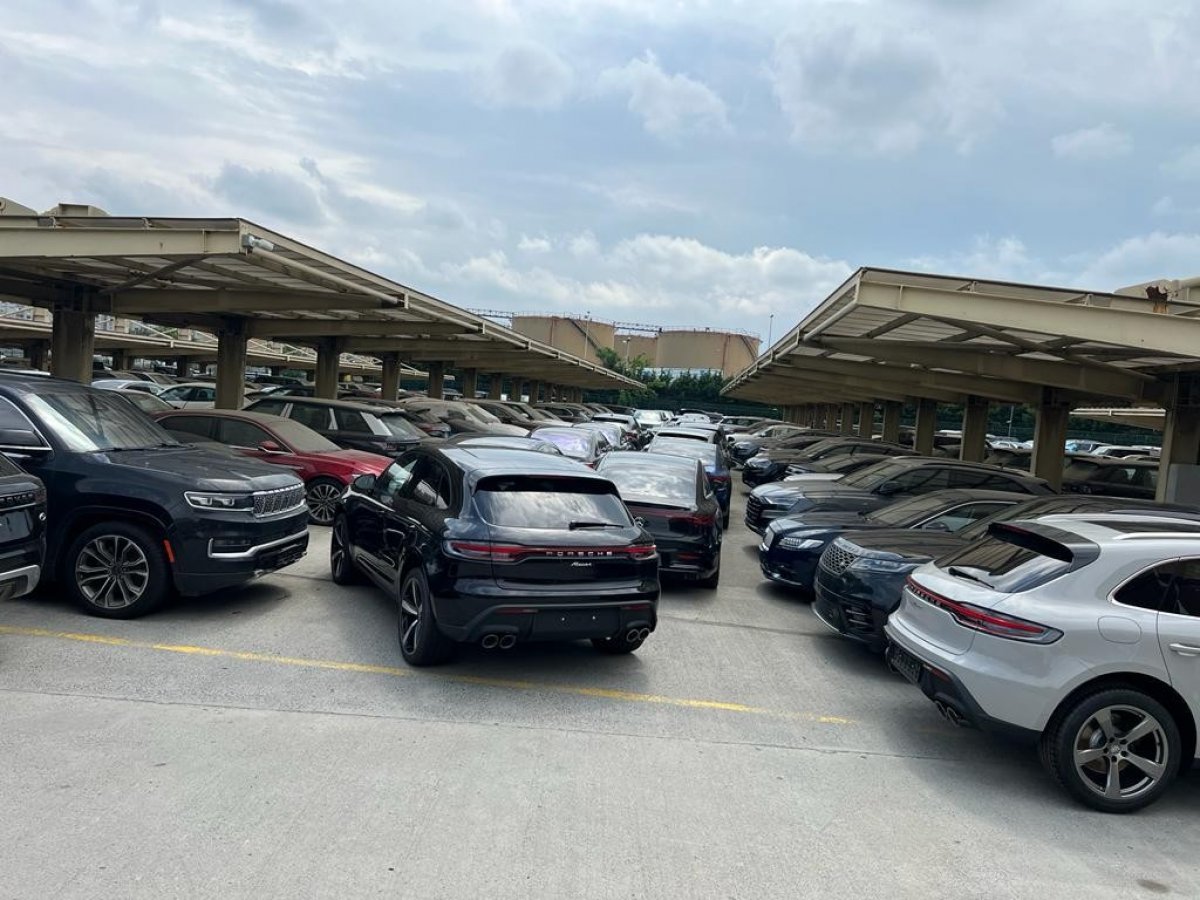 İstanbul'da gümrükte bekleyen araçlar ziyan ediliyor