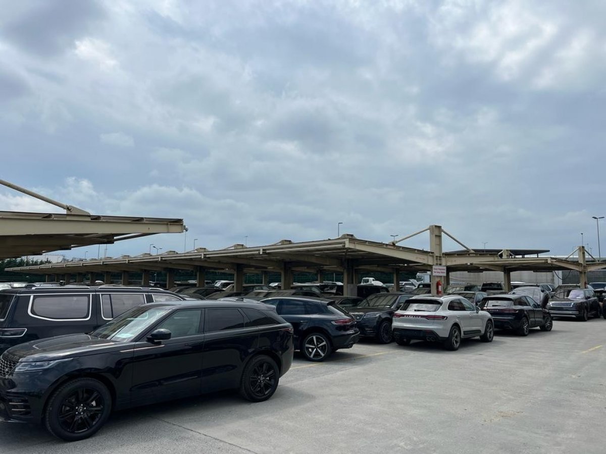 İstanbul'da gümrükte bekleyen araçlar ziyan ediliyor