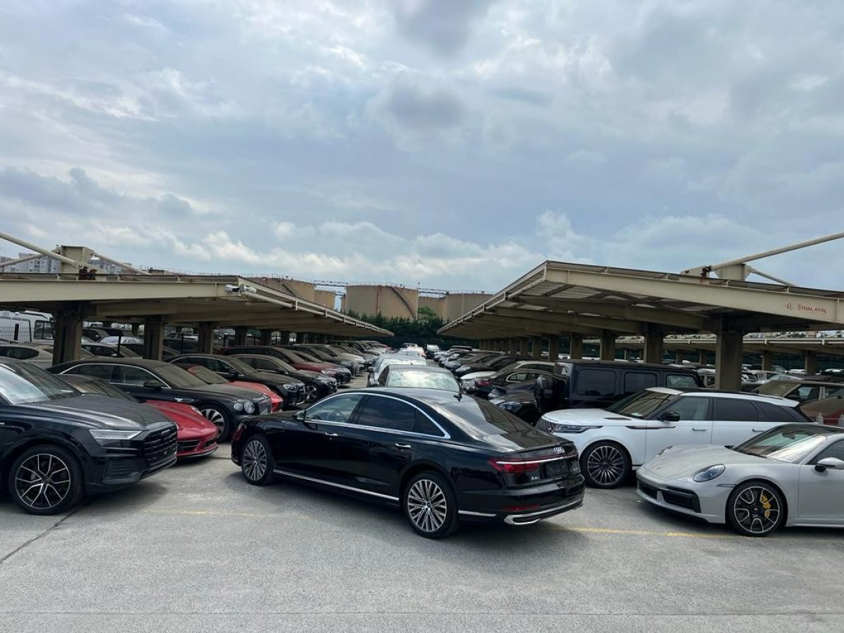 İstanbul'da gümrükte bekleyen araçlar ziyan ediliyor