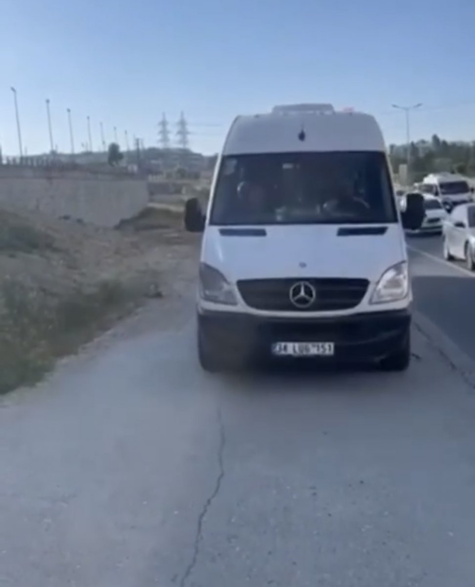 İstanbul'da kaldırımdan ilerleyen sürücüye tepki