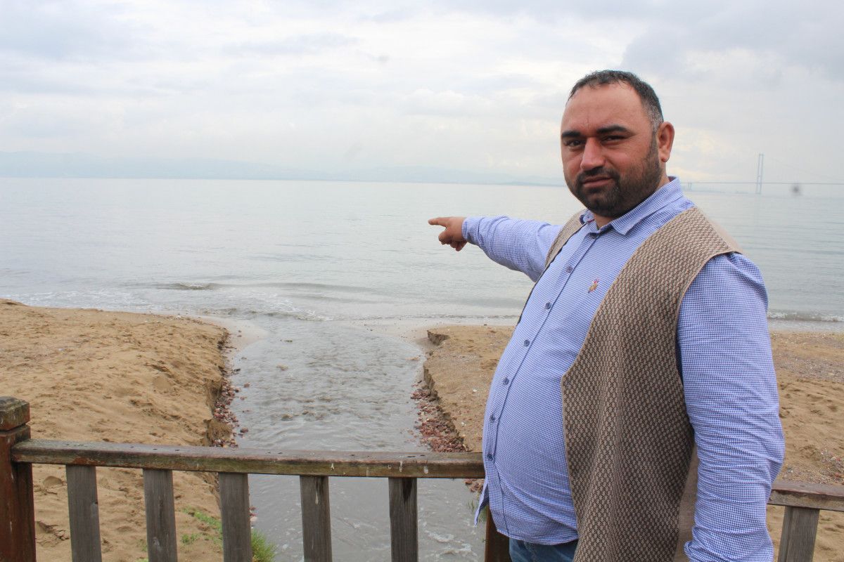 İzmit Körfezi'nde suyun rengi karardı