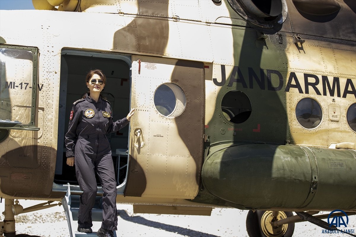 Jandarma'nın kadın pilotu orman yangınında görev yapıyıor