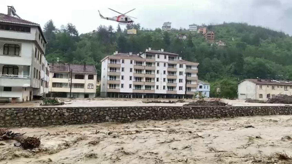 Kastamonu'daki vatandaşlar selden helikopterle kurtarılıyor