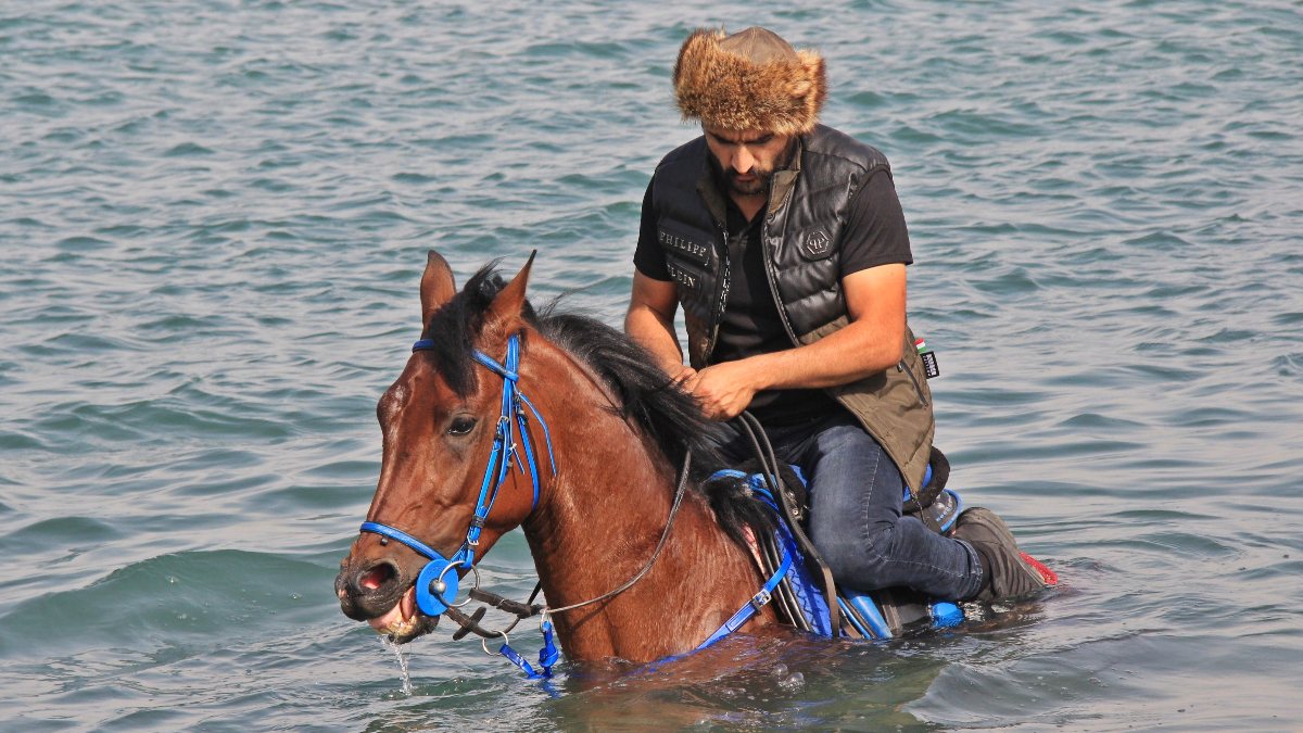 Kocaeli&#039;de işe atıyla gidip geliyor