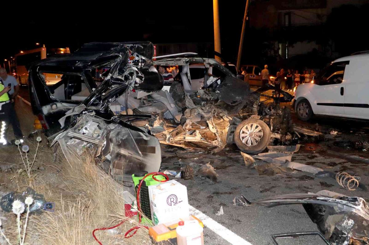 Muğla'da tırın altına giren minibüs parçalandı