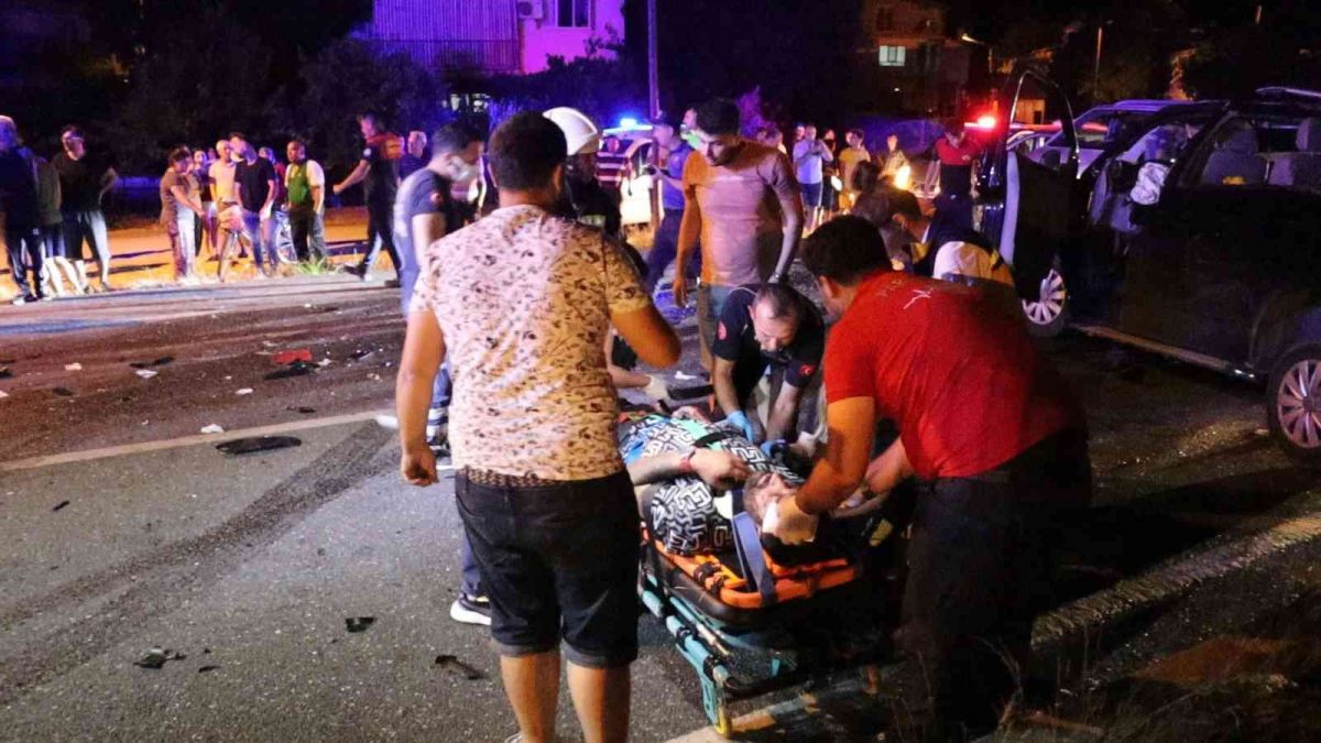 Muğla'da tırın altına giren minibüs parçalandı