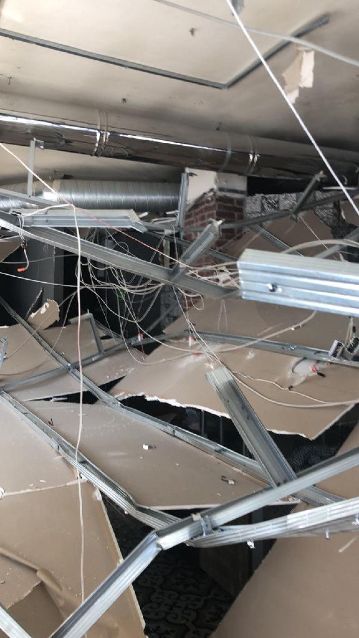 Sultangazi'de kebapçı tavanının çökme anı