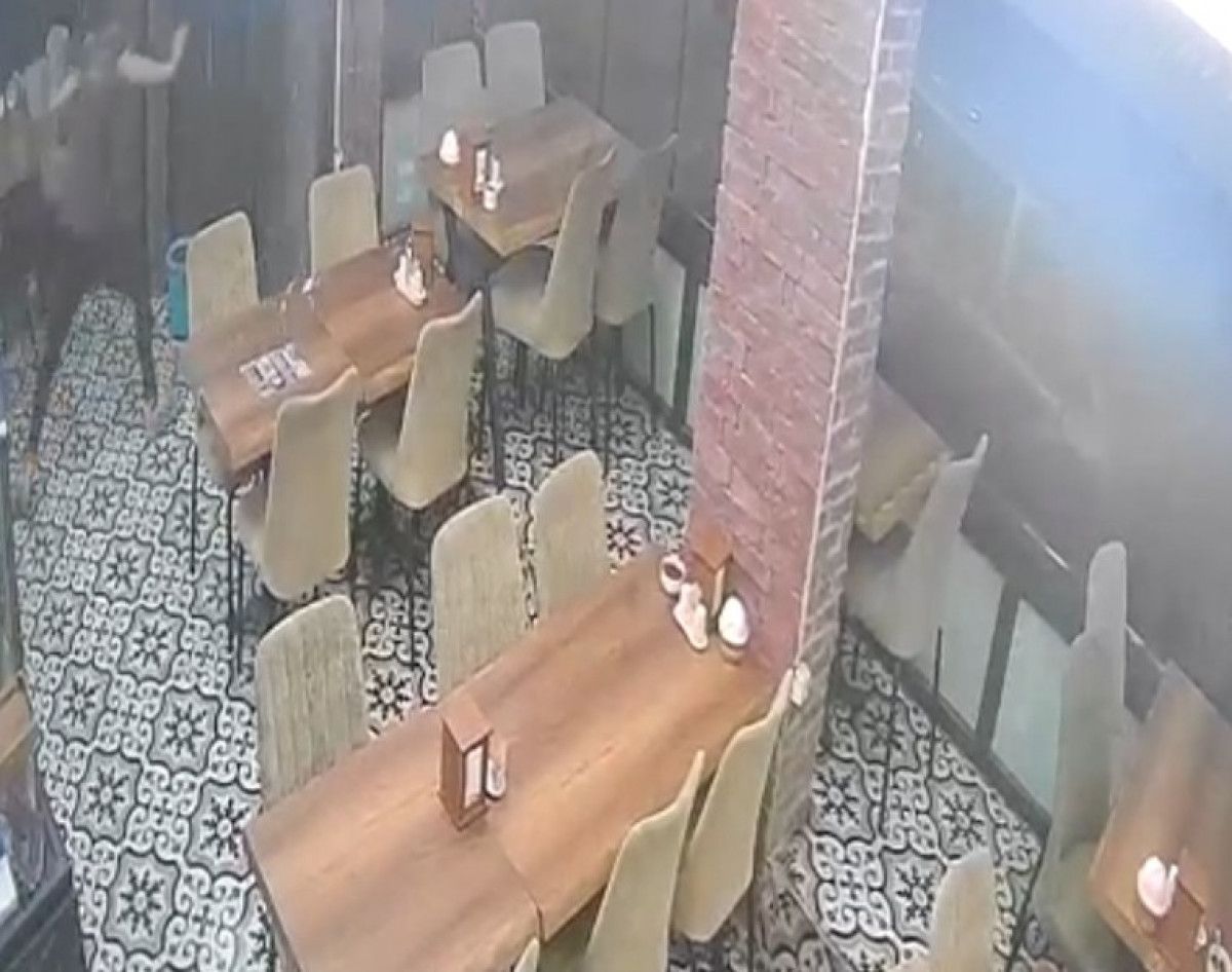 Sultangazi'de kebapçı tavanının çökme anı