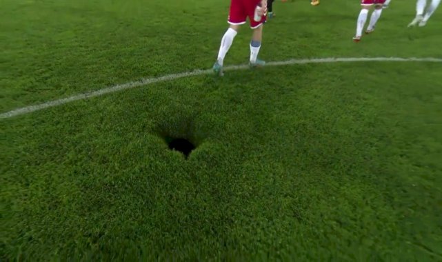 Avusturya-Danimarka maçında sahada dev bir delik açıldı