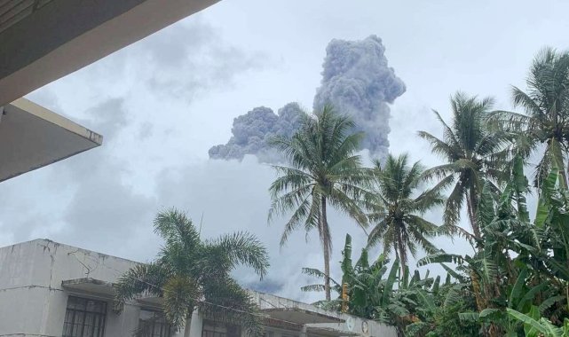 Bulusan Yanardağı patladı