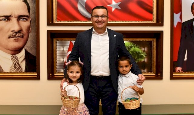 Bursa Mustafakemalpaşa'da ilk çileklerin tadımını birlikte yaptılar