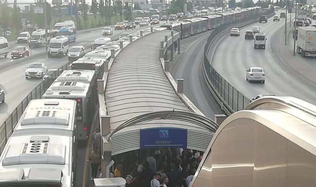 İstanbul'da arıza yapan metrobüs yoğunluğa neden oldu