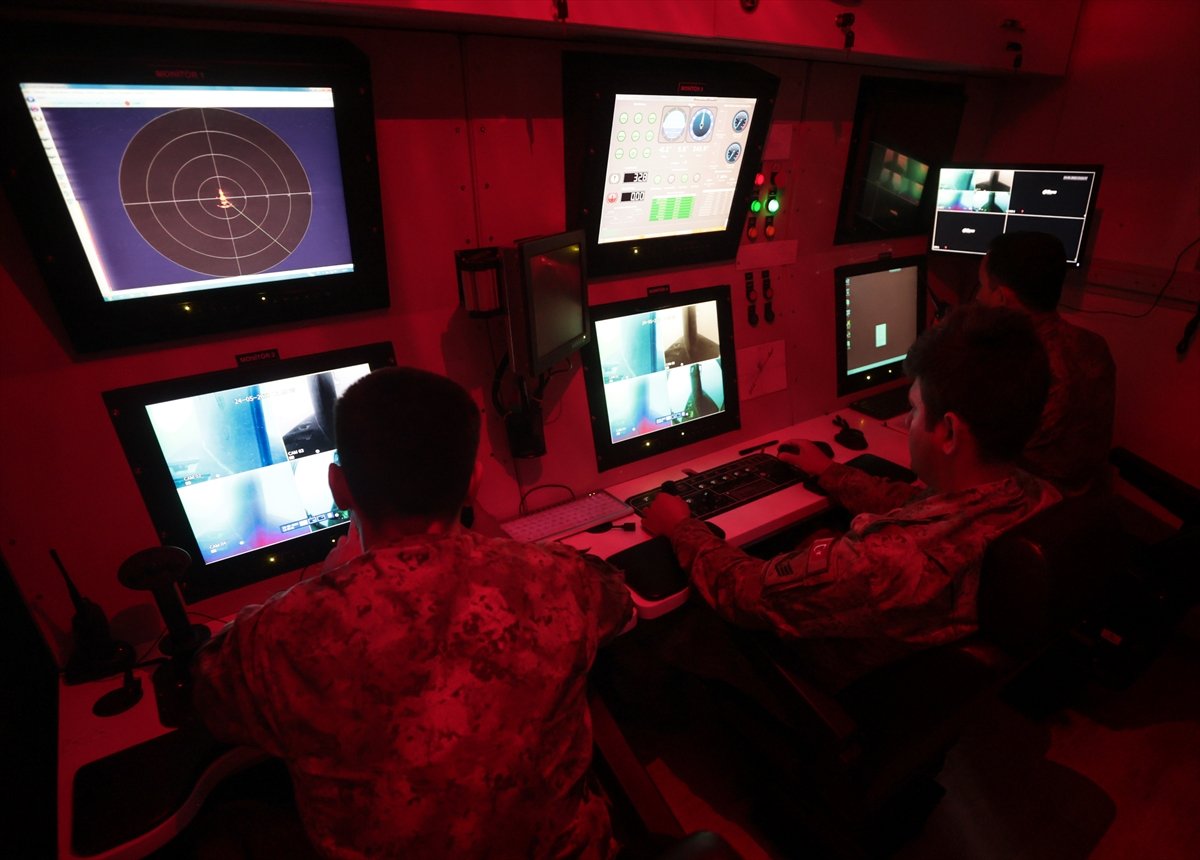 Türk donanması, zorlu görevler karşısında göz dolduruyor