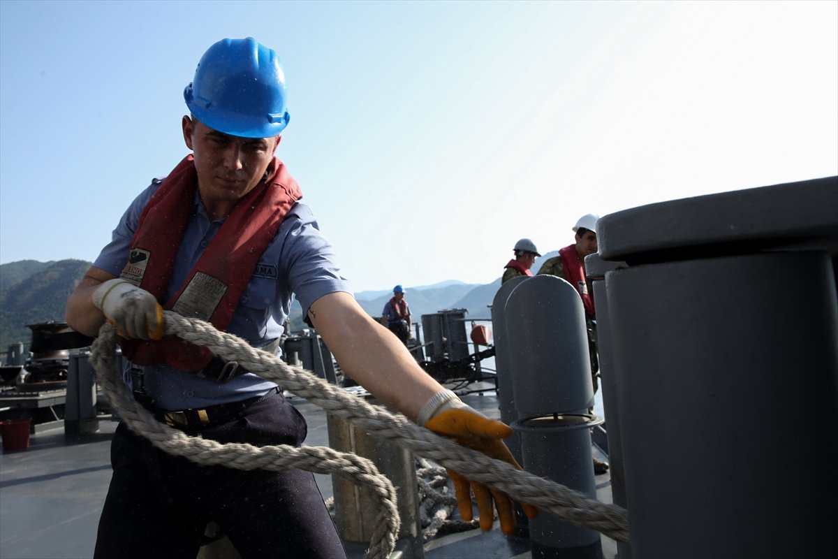 Türk donanması, zorlu görevler karşısında göz dolduruyor