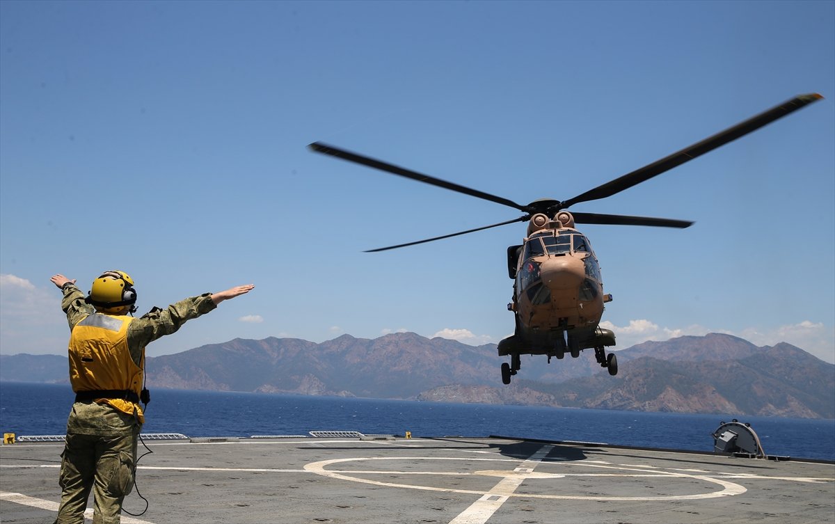 Türk donanması, zorlu görevler karşısında göz dolduruyor