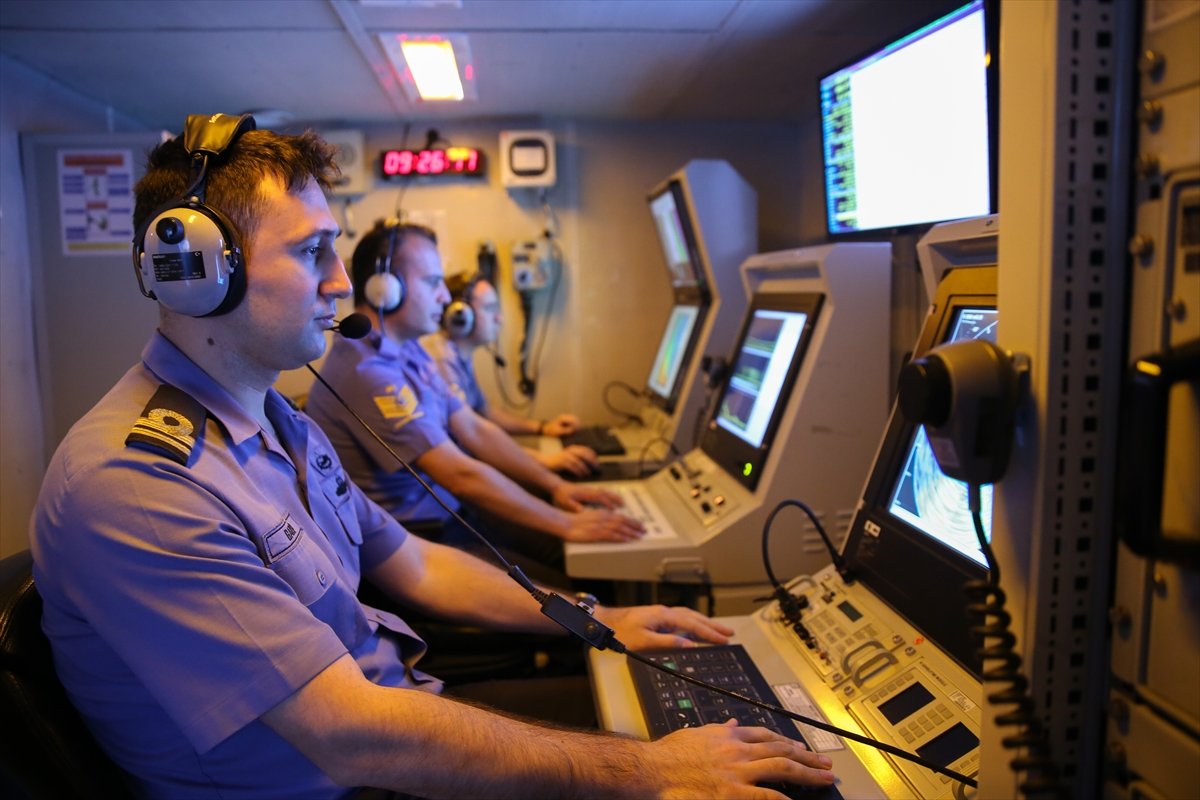 Türk donanması, zorlu görevler karşısında göz dolduruyor