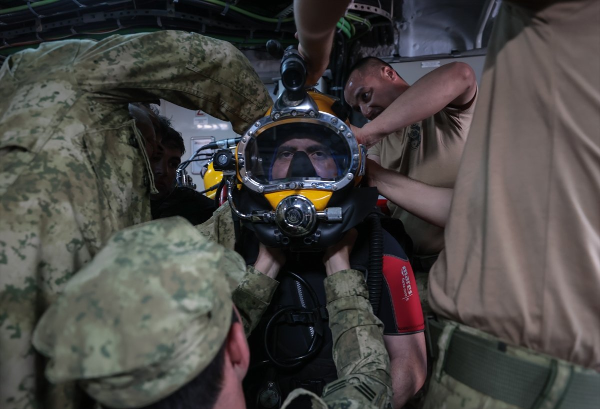 Türk donanması, zorlu görevler karşısında göz dolduruyor