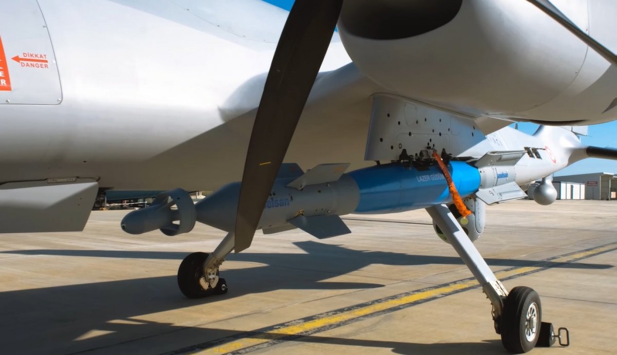 AKINCI'nın ateşlediği LGK-82 hedefi tam 12'den vurdu