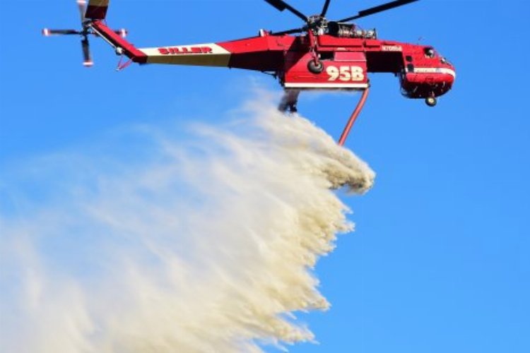 Amerika&#039;da yangın söndürme helikopteri düştü!