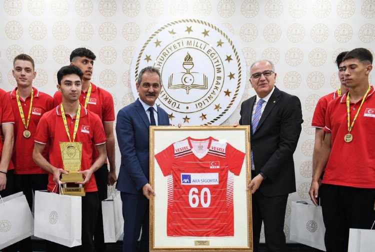 Bakan Özer filenin 'Dünya Şampiyonları'nı ağırladı